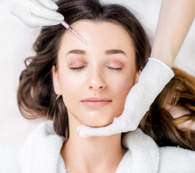 Woman receiving cosmetic injection in forehead.
