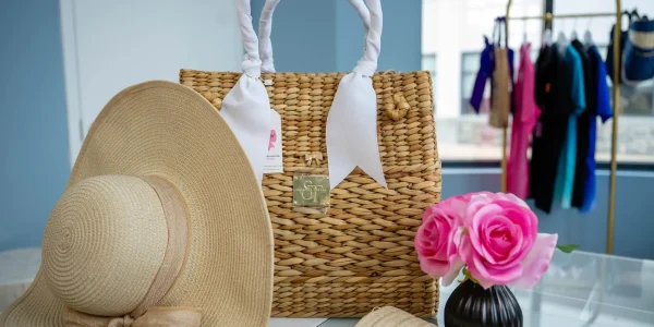 Straw hat and bag with pink roses.